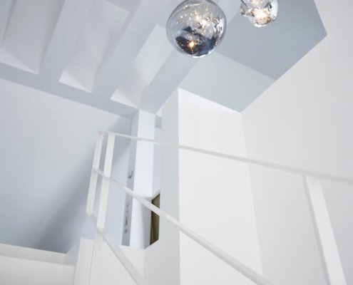 raumideen Innenausbau futuristisches Treppenhaus mit Designer-Lampen