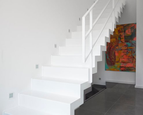 raumideen Innenausbau Treppenaufgang weiß