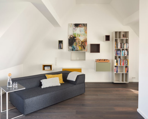 Moderne Wohnzimmergestaltung mit farbigen Akzenten