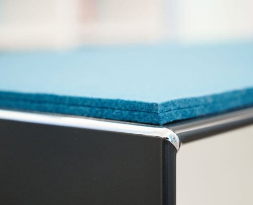 Detailaufnahme blaues Filzsitzkissen in Unternehmensfarben VDM