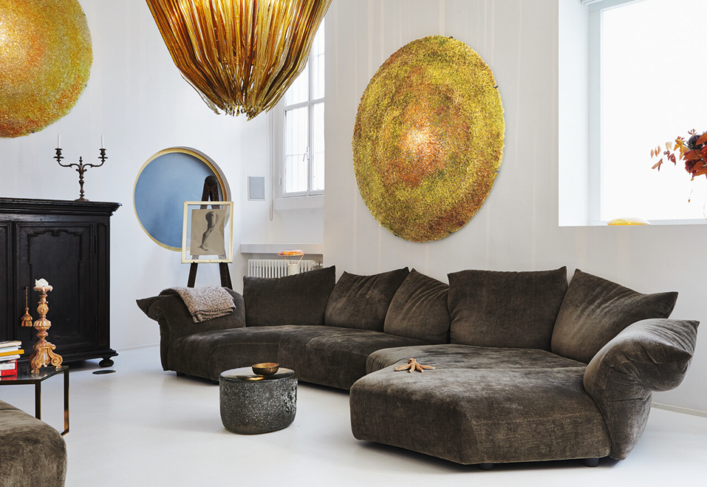 Trotz seinem Modellnamen „Standard“ ist das braune Designer-Sofa von Edra in Form und Material alles andere als gewöhnlich.