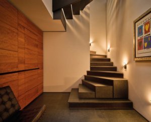 Wandverkleidung aus Holz trifft Designerleuchten in stilvollem Treppenaufgang – Gestaltungsideen von Ihrem Expertenteam bei Bochum.