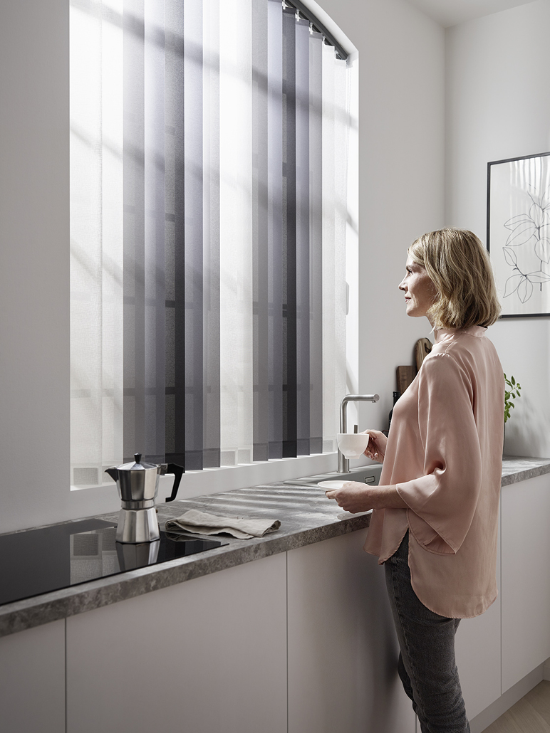 Lamellenvorhang von Kadeco: individuelle Fenstergestaltung in der Küche von Ihrem Raumausstatter-Team in Dortmund und Iserlohn