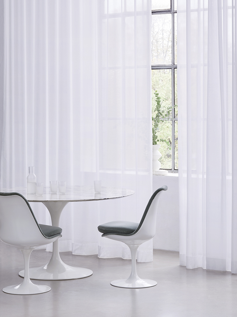 weißer Vorhangstoff SINFONIA von Création Baumann, schlicht und gleichzeitig elegant.