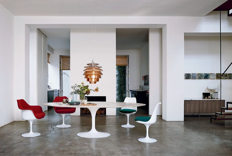 Luxus-Möbel von Knoll International für Essen und Umgebung: Tulip Tisch und Stühle in zeitlosem Weiß.