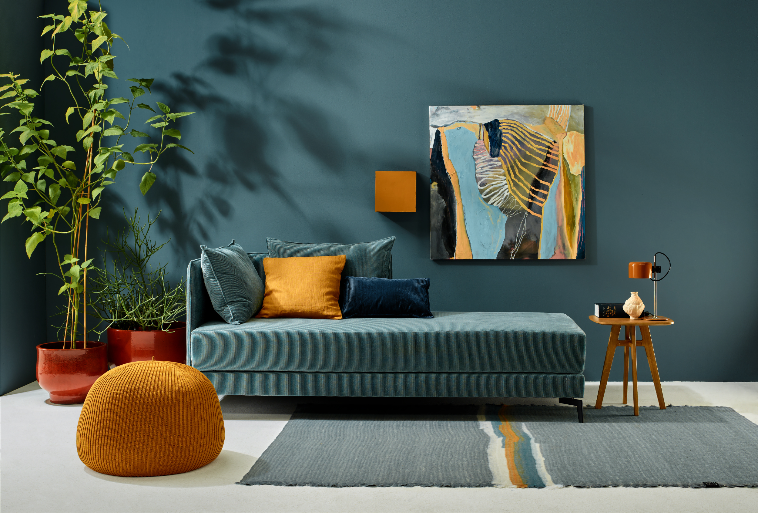 Aus der stilvollen Couch DANA von Möller Design wird schnell eine bequeme Schlafgelegenheit für Gäste.