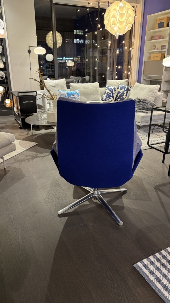 Nr. 10 Cor Cordia Lounge Sessel mit Hocker b